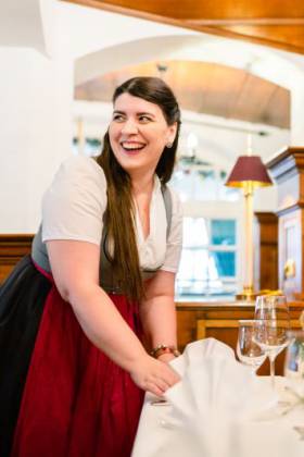 Servicemitarbeiterin deckt Tafel ein