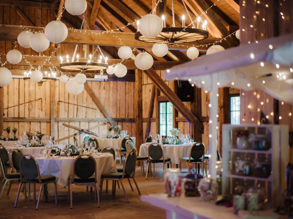 Festlich eingedeckte Scheune