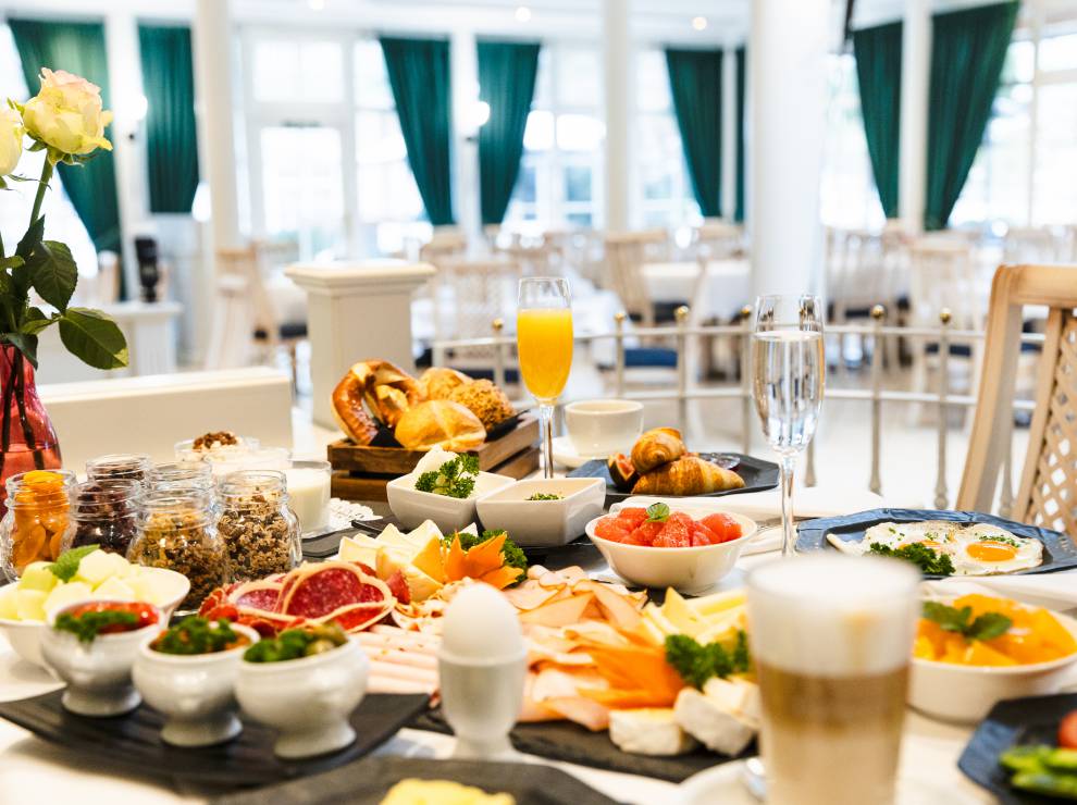 reichlich gedeckter Tisch mit Speisen und Getränken